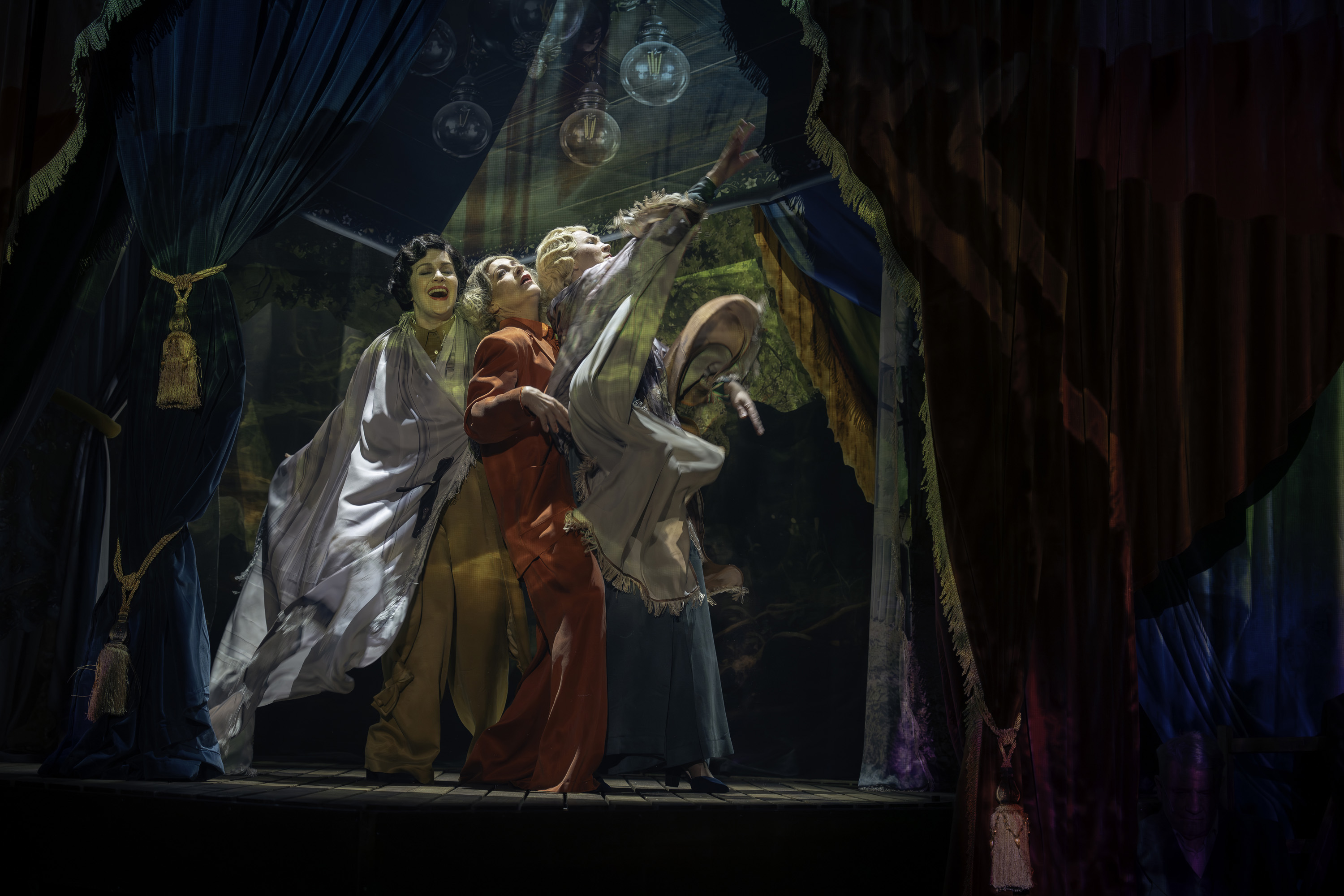 Skats no izrādes ""Skatuve" ugunī" // Foto – Mārtiņš Vilkārsis